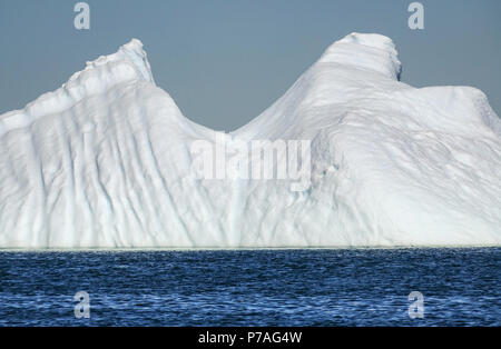 27.06.2018, Gronland, Danemark : un énorme iceberg flottant dans la mer en face de la ville côtière de Ilulissat dans l'ouest du Groenland. La ville est située sur le fjord glacé d'Ilulissat, qui est connu pour ses icebergs particulièrement grande dans la baie de Disko. Photo : Patrick Pleul / dpa-Zentralbild / ZB | conditions dans le monde entier Banque D'Images