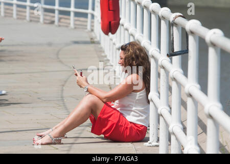 Londres 4 Juillet 2018.Une femme appréciant le doux climat sur Londres Riverdide sur une journée chaude et humide comme des températures élevées continuent de frapper Londres et le temps chaud devrait durer encore 2 semaines acorss beaucoup de parties de la Grande-Bretagne Crédit : amer ghazzal/Alamy Live News Banque D'Images