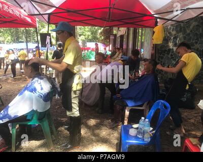 5 juillet 2018, Mae Sai, Thaïlande : des massages gratuits et les coupes de cheveux sont disponibles en face de l'Luang-Khun Tham Nam Nang cave Non pour les journalistes et les services de secours dédié à la recherche de l'équipe de soccer pour les jeunes enfermés dans une grotte. Photo : afp/Techakitteranun Hathai Banque D'Images