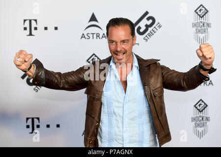 04 juillet 2018, Munich, Allemagne : l'acteur John Friedmann, arrive pour la remise des prix à court choquant le Festival du Film de Munich. Photo : Tobias Hase/dpa Banque D'Images