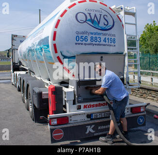 Baltimore, West Cork, Irlande. 5 juillet, 2018. Philip Ryan remplissant son camion-citerne à eau qui peut contenir 32 000 litres, avant de la livrer au Ring près de Clonakilty. Il est actuellement de 5 charges de pétroliers par jour alors que la sécheresse dure. Credit : aphperspective/Alamy Live News Banque D'Images