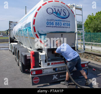 Baltimore, West Cork, Irlande. 5 juillet, 2018. Philip Ryan remplissant son camion-citerne à eau qui peut contenir 32 000 litres, avant de la livrer au Ring près de Clonakilty. Il est actuellement de 5 charges de pétroliers par jour alors que la sécheresse dure. Credit : aphperspective/Alamy Live News Banque D'Images