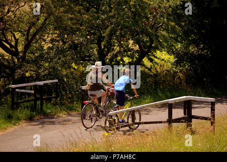 Glasgow, Scotland, UK 7 Juillet. Météo Royaume-uni:Sunny sizzling temps persiste et ses robinets encore sur l'afff forth et Clyde canal pour les cyclistes passant par le chemin de halage gates .Gérard Ferry/Alamy news Banque D'Images