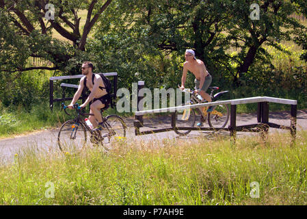 Glasgow, Scotland, UK 7 Juillet. Météo Royaume-uni:Sunny sizzling temps persiste et ses robinets encore sur l'afff forth et Clyde canal pour les cyclistes passant par le chemin de halage gates .Gérard Ferry/Alamy news Banque D'Images