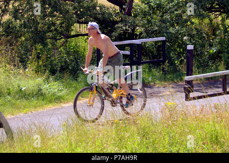 Glasgow, Scotland, UK 7 Juillet. Météo Royaume-uni:Sunny sizzling temps persiste et ses robinets encore sur l'afff forth et Clyde canal pour les cyclistes passant par le chemin de halage gates .Gérard Ferry/Alamy news Banque D'Images