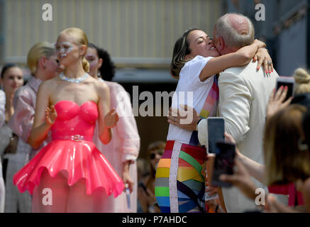 Berlin, Deutschland. 05 juillet, 2018. 05.07.2018, Berlin : le concepteur Marina Hoermanseder (M) épouse son père après le spectacle. À la Berlin Fashion Week les collections pour le printemps/été 2019 sera présenté. Credit : Britta Pedersen/dpa image centrale/dpa | dans le monde d'utilisation/dpa/Alamy Live News Banque D'Images