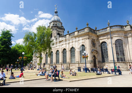 Birmingham, UK. 5e juillet 2018. Les employés de bureau Profitez de la soleil de midi dans le parc de St Philip's cathédrale dans le centre de Birmingham. Credit : Nick Maslen/Alamy Live News Banque D'Images