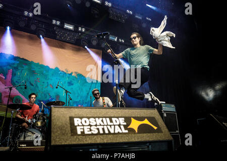 Le Danemark, Roskilde - Juillet 4, 2018. Le groupe de rock indépendant norvégien Kakkmaddafakka effectue un concert live au cours de la Danish music festival Festival de Roskilde en 2018. (Photo crédit : Gonzales Photo - Peter Troest). Gonzales : Crédit Photo/Alamy Live News Banque D'Images
