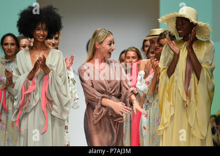 Berlin, Allemagne. 05 juillet, 2018. Designer Lana Mueller (M) grâce à l'auditoire de la passerelle après un spectacle par son label Lana Mueller. Credit : Gerald Matzka/dpa-Zentralbild/dpa/Alamy Live News Banque D'Images