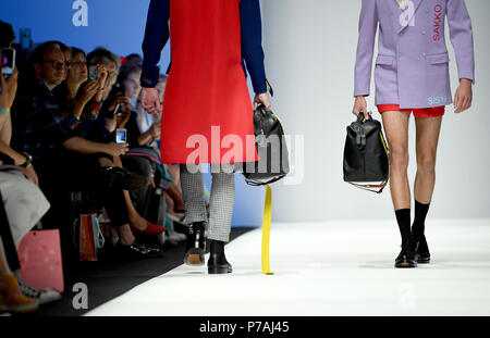 Berlin, Allemagne. 05 juillet, 2018. Créations de modèles portant l'étiquette Ivanman. Les collections pour le printemps/été 2019 sont présentés à la Berlin Fashion Week. Credit : Britta Pedersen/dpa-Zentralbild/dpa/Alamy Live News Banque D'Images