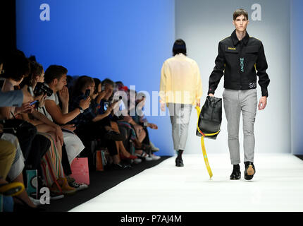 Berlin, Allemagne. 05 juillet, 2018. Créations de modèles portant l'étiquette Ivanman. Les collections pour le printemps/été 2019 sont présentés à la Berlin Fashion Week. Credit : Britta Pedersen/dpa-Zentralbild/dpa/Alamy Live News Banque D'Images