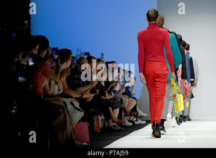 Berlin, Allemagne. 05 juillet, 2018. Créations de modèles portant l'étiquette Ivanman. Les collections pour le printemps/été 2019 sont présentés à la Berlin Fashion Week. Credit : Britta Pedersen/dpa-Zentralbild/dpa/Alamy Live News Banque D'Images