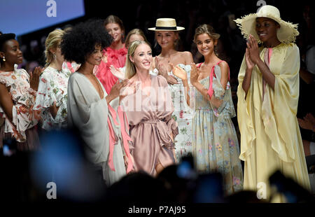 Berlin, Allemagne. 05 juillet, 2018. Designer Lana Mueller (M) grâce à l'auditoire de la passerelle après un spectacle par son label Lana Mueller. Credit : Britta Pedersen/dpa-Zentralbild/dpa/Alamy Live News Banque D'Images