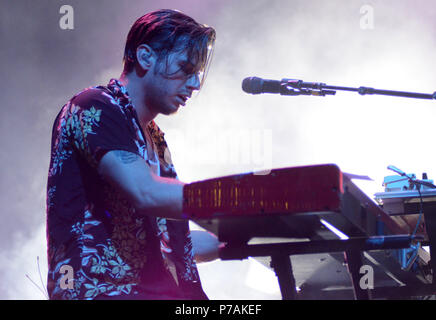 Milwaukee, Wisconsin, États-Unis. 3 juillet, 2018. Chanteur Mark Foster du groupe Foster The People effectue live au Festival Park pendant Henry Maier Summerfest à Milwaukee, Wisconsin. Ricky Bassman/Cal Sport Media/Alamy Live News Banque D'Images