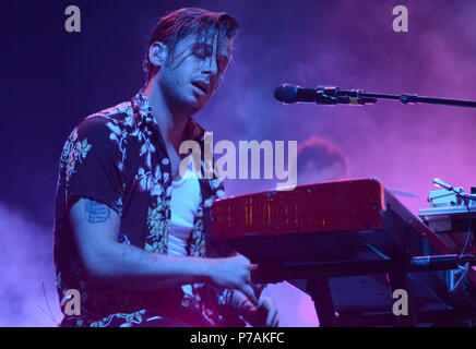 Milwaukee, Wisconsin, États-Unis. 3 juillet, 2018. Chanteur Mark Foster du groupe Foster The People effectue live au Festival Park pendant Henry Maier Summerfest à Milwaukee, Wisconsin. Ricky Bassman/Cal Sport Media/Alamy Live News Banque D'Images