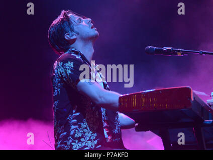 Milwaukee, Wisconsin, États-Unis. 3 juillet, 2018. Chanteur Mark Foster du groupe Foster The People effectue live au Festival Park pendant Henry Maier Summerfest à Milwaukee, Wisconsin. Ricky Bassman/Cal Sport Media/Alamy Live News Banque D'Images