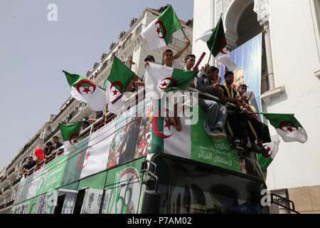 (180705) -- ALGER, 5 juillet 2018 (Xinhua) -- le peuple algérien vague le drapeau national de l'Algérie pour célébrer le 56e anniversaire de l'indépendance à Alger, Algérie, le 5 juillet 2018. En 1962, l'Algérie a officiellement obtenu son indépendance après une lutte amère de huit ans, qui a mis fin à 132 ans d'occupation coloniale française. (Xinhua) Banque D'Images