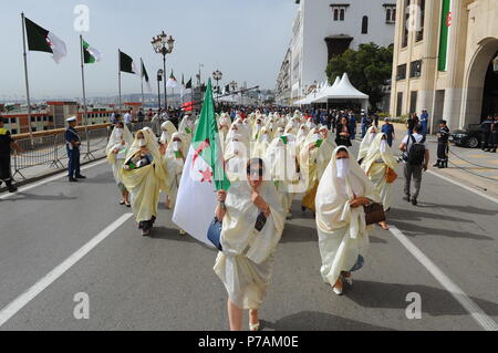 (180705) -- ALGER, 5 juillet 2018 (Xinhua) -- le peuple algérien en costume traditionnel participent à un défilé pour célébrer le 56e anniversaire de l'indépendance à Alger, Algérie, le 5 juillet 2018. En 1962, l'Algérie a officiellement obtenu son indépendance après une lutte amère de huit ans, qui a mis fin à 132 ans d'occupation coloniale française. (Xinhua) Banque D'Images