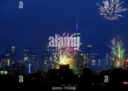 New York, USA. 5 juillet, 2018. NEW YORK CITY - 4 JUIL : Date de l'indépendance d'artifice au-dessus de la Manhattan skyline Crédit : valentyn semenov/Alamy Live News Banque D'Images