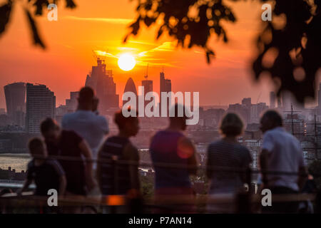 Londres, Royaume-Uni. 5 juillet, 2018. Météo France : le coucher du soleil depuis le sommet de Greenwich Park se terminant une autre journée de canicule de l'été en cours. Crédit : Guy Josse/Alamy Live News Banque D'Images