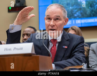 Scott Pruitt, Administrateur, United States Environmental Protection Agency (EPA) témoigne devant le comité de la Chambre sur l'énergie et le commerce sur l'exercice 2019 Budget de l'Agence de protection de l'environnement sur la colline du Capitole à Washington, DC le jeudi 26 avril 2018. Pruitt a été interrogé en détail de sa dépense et l'éthique est caduque lors de l'exécution de l'EPA. Credit : Ron Sachs/CNP /MediaPunch Banque D'Images