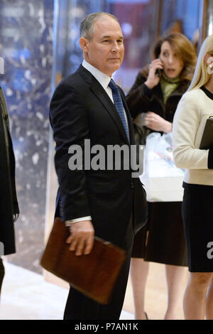 Procureur général Scott Pruitt (républicain de l'Oklahoma) est visible dans le hall de la Trump Tower à New York, New York, le 28 novembre 2016. Crédit : Anthony Behar/piscine par CNP /MediaPunch Banque D'Images