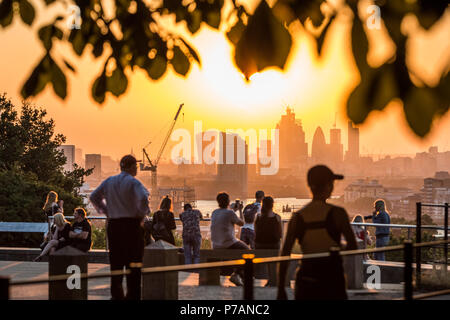 Londres, Royaume-Uni. 5 juillet, 2018. Météo France : le coucher du soleil depuis le sommet de Greenwich Park se terminant une autre journée de canicule de l'été en cours. Crédit : Guy Josse/Alamy Live News Banque D'Images