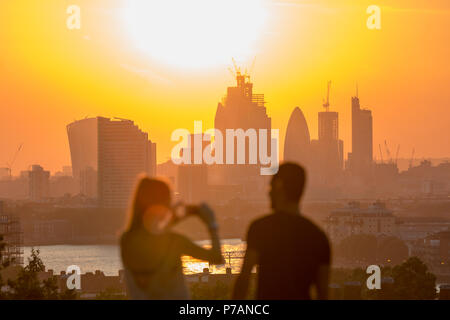 Londres, Royaume-Uni. 5 juillet, 2018. Météo France : le coucher du soleil depuis le sommet de Greenwich Park se terminant une autre journée de canicule de l'été en cours. Crédit : Guy Josse/Alamy Live News Banque D'Images