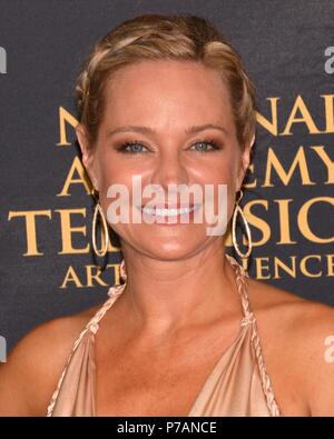 Universal City, Californie, USA. Apr 24, 2015. SHARON CASE assiste à la 42e Arts créatifs Emmmy Awards à l'hôtel Hilton universelle. Credit : Billy/Bennight ZUMA Wire/Alamy Live News Banque D'Images