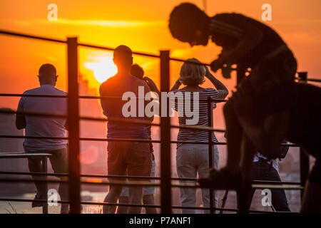 Londres, Royaume-Uni. 5 juillet, 2018. Météo France : le coucher du soleil depuis le sommet de Greenwich Park se terminant une autre journée de canicule de l'été en cours. Crédit : Guy Josse/Alamy Live News Banque D'Images