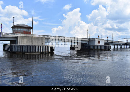 L'Alfred Cunningham pont-levis sur la rivière Trent à New Bern, Caroline du Nord. Banque D'Images