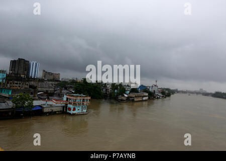 Pluie sur la rivière Surma, Sylhet, Bangladesh Banque D'Images