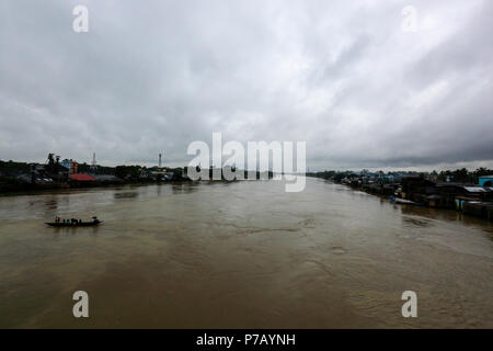 Pluie sur la rivière Surma, Sylhet, Bangladesh Banque D'Images