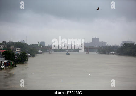 Pluie sur la rivière Surma, Sylhet, Bangladesh Banque D'Images