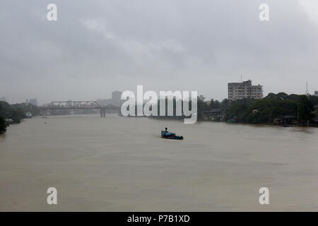 Pluie sur la rivière Surma, Sylhet, Bangladesh Banque D'Images