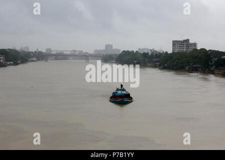 Pluie sur la rivière Surma, Sylhet, Bangladesh Banque D'Images