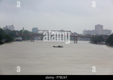 Pluie sur la rivière Surma, Sylhet, Bangladesh Banque D'Images