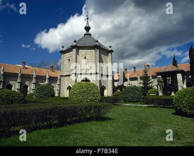 L'Espagne. Communauté de Madrid. El Peñón. Jardin du cloître de Santa Maria de El Paular Monastery, 15e siècle. Banque D'Images