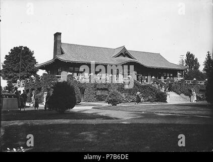 . Anglais : Station House, point Defiance Park, Tacoma, Washington, ca. 1915 . Anglais : Construit en 1914 comme une station de tramway, peut-être pour la Tacoma Power Co. et de fer, il est devenu une zone d'attente d'autobus en 1938. Il a été rénové en 1963 en tant que centre de rencontres sociales. Il a été rénové en 1988 et s'appelle maintenant la Pagode . Sur le manchon de négatif : Pt. Defiance Park. Station House Sujets (LCTGM) : Parcs nationaux--Washington (État)--Tacoma Sujets (LCSH) : Point Defiance Park (Tacoma, Washington) ; Bornes (transport)--Washington (État)--Tacoma ; bâtiments du parc--Washington (État)--Tacoma Tacoma, WA ( Banque D'Images