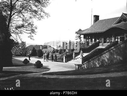 . Anglais : Station House, point Defiance Park, Tacoma, Washington, ca. 1915 . Anglais : Construit en 1914 comme une station de tramway, peut-être pour la Tacoma Power Co. et de fer, il est devenu une zone d'attente d'autobus en 1938. Il a été rénové en 1963 en tant que centre de rencontres sociales. Il a été rénové en 1988 et s'appelle maintenant la Pagode . ;;Sur le manchon de négatif : 'Pt. Defiance Park. Station House' Sujets (LCTGM) : Parcs nationaux--Washington (État)--Tacoma Sujets (LCSH) : Point Defiance Park (Tacoma, Washington) ; Bornes (transport)--Washington (État)--Tacoma ; bâtiments du parc--Washington (État)--Tacoma Tacoma ; Banque D'Images