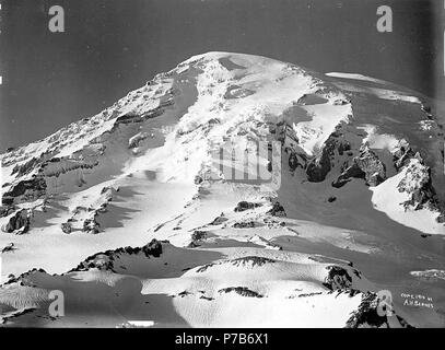 . Anglais : Coucher de soleil sur le sommet du Mont Rainier, Mount Rainier National Park, Washington, 1913. Anglais : Sur le devant de l'image : copier 1913 par A.H. Barnes sur le manchon de négatif : Mt. Tacoma. Le paradis. Coucher du soleil d'hiver sur le sommet du glacier. Sujets (LCTGM) : levers et couchers de soleil ; montagnes, Washington (État)--Mount Rainier National Park Sujets (LCSH) : Mount Rainier (Washington) ; Mount Rainier National Park (Washington) . 1913 78 Coucher du soleil sur le sommet du Mont Rainier, Mount Rainier National Park, Washington, 1913 (260 bar) Banque D'Images