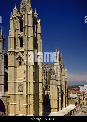 L'Espagne. Leon. Cathédrale de Santa Maria de la Regla. Construit en 1205 à l'initiative de l'Évêque Manrique de Lara. Les travaux ont été achevés au début du 14ème siècle. Avec la Tour de la façade, à l'avant-plan. Banque D'Images