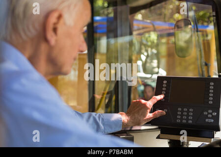 Utilisation de la machine pilote in bus Banque D'Images