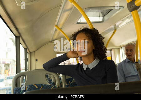 Femme voyageant dans le bus Banque D'Images