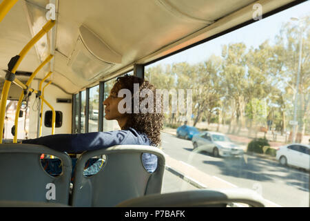 Femme voyageant dans le bus Banque D'Images