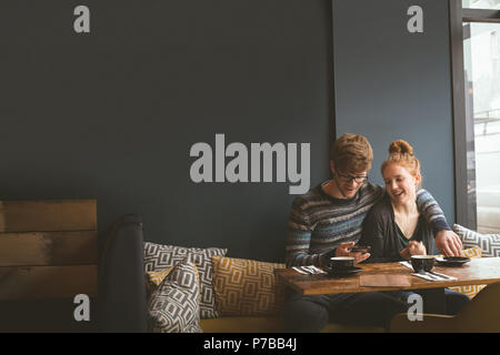 Couple de parler les uns aux autres dans le café Banque D'Images