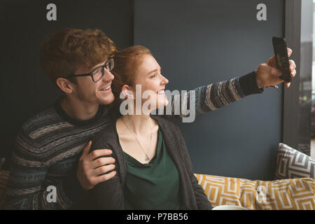 Un couple dans le café selfies Banque D'Images