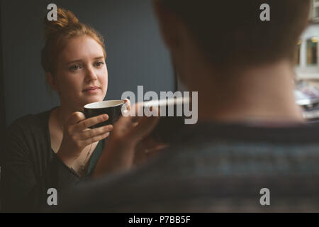 Belle femme de parler à un homme dans le café Banque D'Images