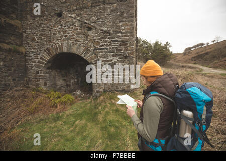 Female hiker reading a map Banque D'Images