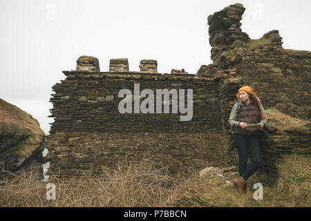 Female hiker avec map looking sideways Banque D'Images